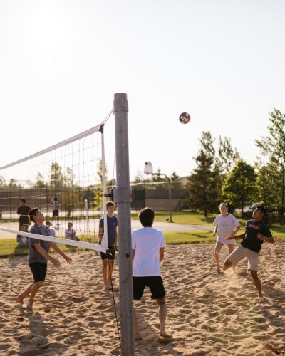 jongeren spelen beachvolleybal buiten jongerenactiviteit in salland