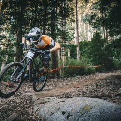 mountainbiker in het bos, insalland jongerenactiviteiten